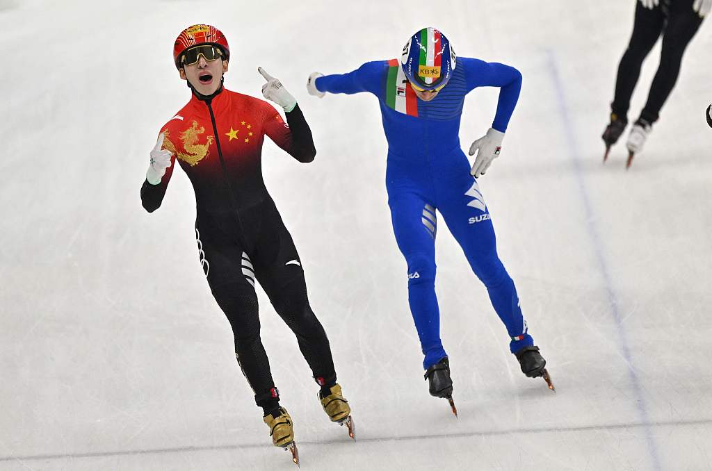 Lin Xiaojun (L) of Team China celebrates after winning men's 5,000m relay final in the World Short Track Speed Skating Championships at Mokdong Ice Rink in Seoul, South Korea, March 12, 2023. /CFP