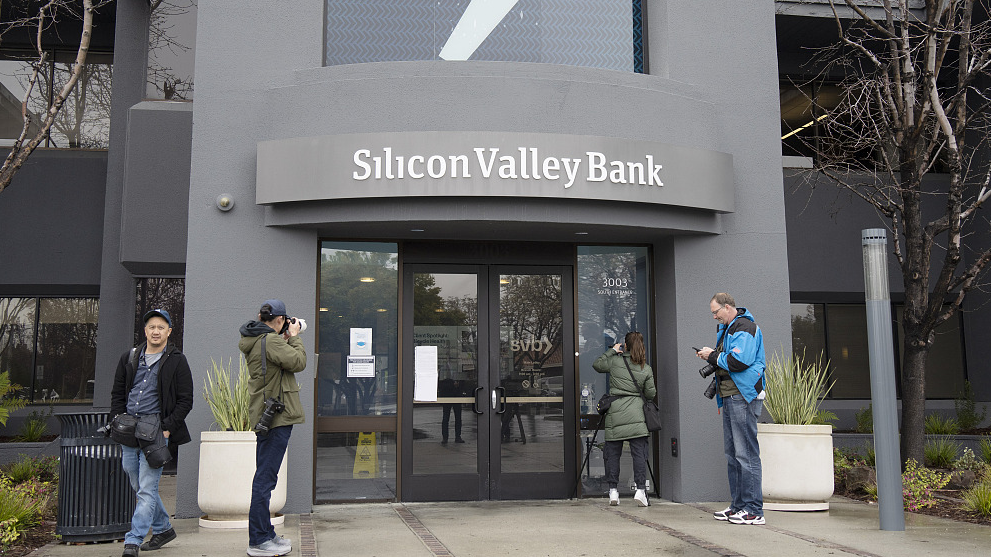 Journalists stand in front of a Silicon Valley Bank, California, U.S., March 10, 2023. /CFP 