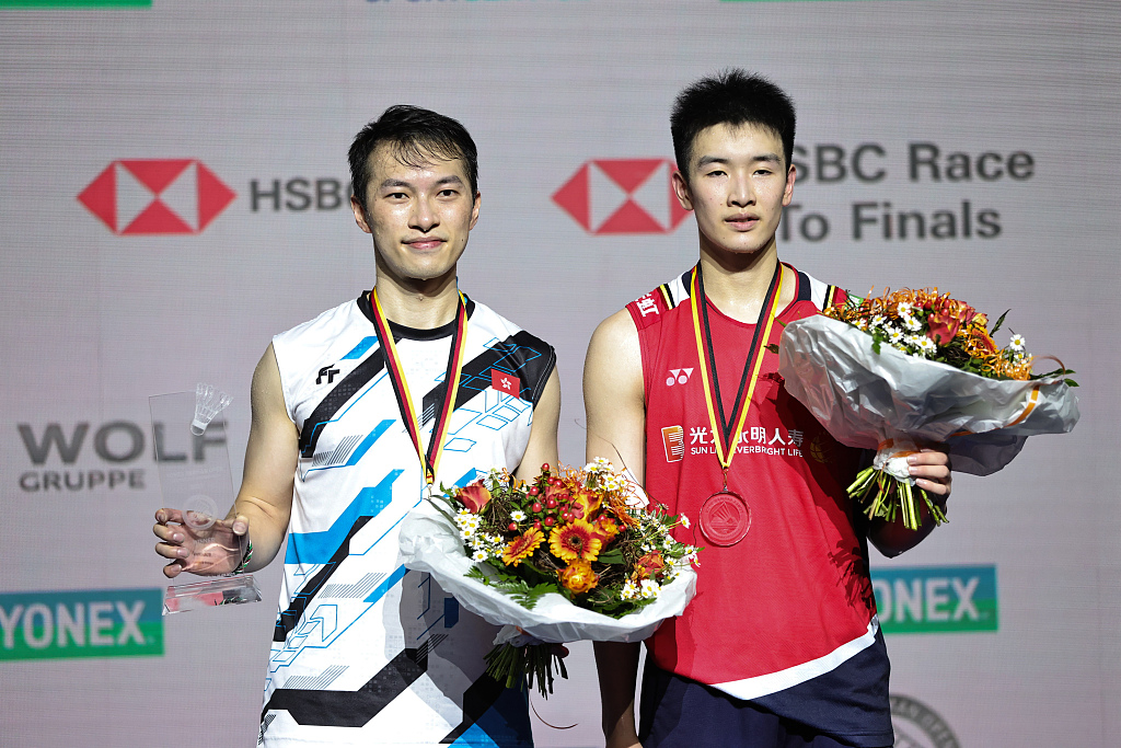 Gold medalist Ng Ka Long Angus (L) and silver medalist Li Shifeng at the award ceremony after the men's singles final at the Badminton German Open in Muelheim, Germany, March 12, 2023. /CFP
