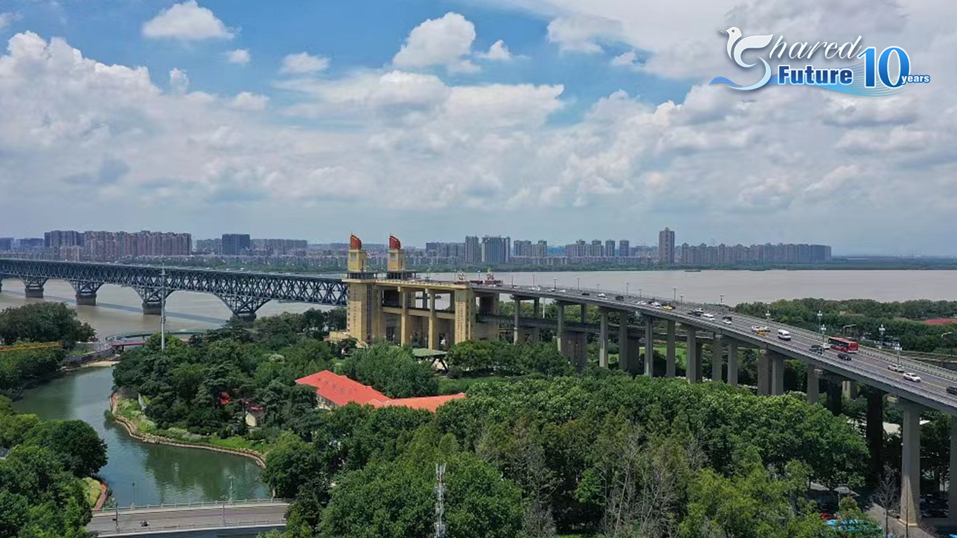Live: Bird's-eye view of China's Nanjing Yangtze River Bridge, a national landmark