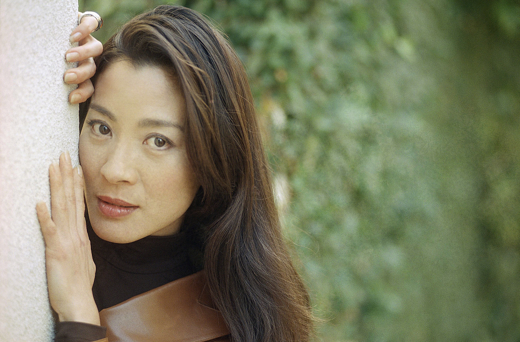 Michelle Yeoh, who appeared in the James Bond film “Tomorrow Never Dies,” poses for a portrait in Beverly Hills, California, on Dec. 2, 1997. /CFP