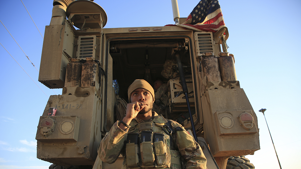 An American soldier smokes in Hassakeh, Syria, January 25, 2022. /CFP