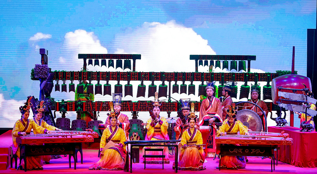 A replica set of the Zenghouyi chime bells is featured in a concert held by Hubei Provincial Museum. /CFP