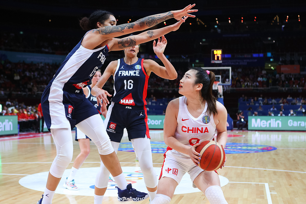 Li Meng (R) of China makes a fake move in the FIBA Women's Basketball World Cup quarterfinals against France at Sydney Super Dome in Sydney, Australia, September 29, 2022. /CFP 