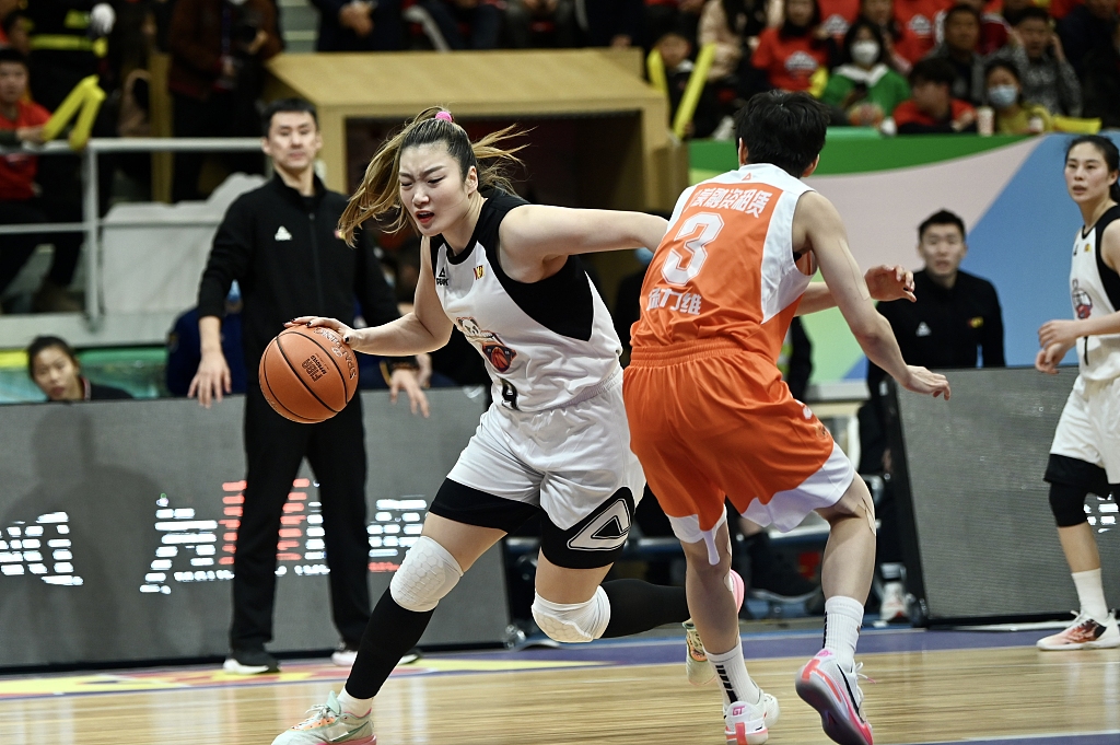 Li Meng (L) of the Sichuan Yuanda Merlot penetrates in Game 3 of the WCBA Finals against the Inner Mongolia Rural Credit Union in Chengdu, southwest China's Sichuan Province, March 12, 2023. /CFP