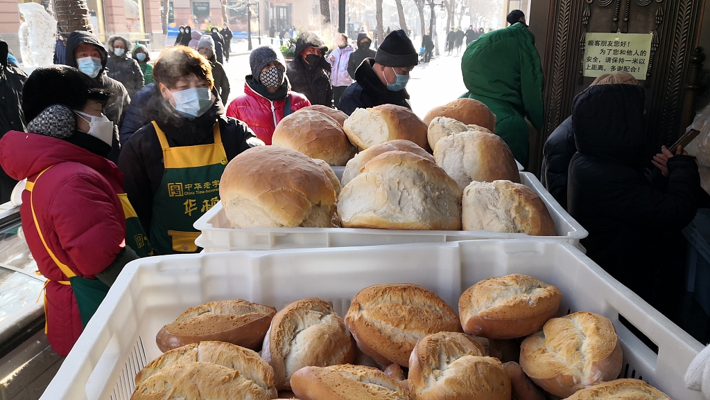 Russian-style bread is popular among locals and visitors in Harbin. /CFP