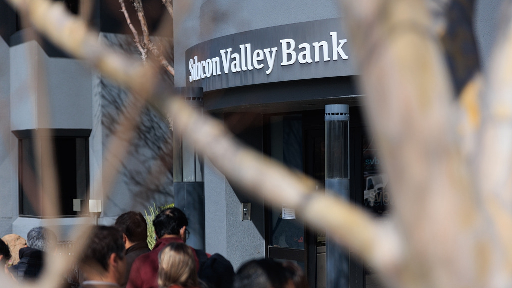 People wait outside the Silicon Valley Bank headquarters in Santa Clara, California, U.S., March 13, 2023. /CFP
