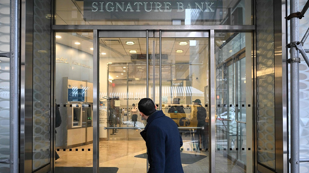 A man walks past a branch of Signature Bank in New York City, U.S., March 13, 2023. /CFP