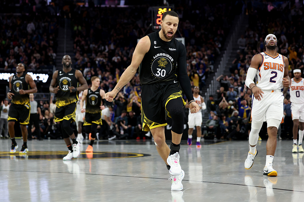 Stephen Curry (#30) of the Golden State Warriors reacts after making a shot against the Phoenix Suns at the Chase Center in San Francisco, California, March 13, 2023. /CFP