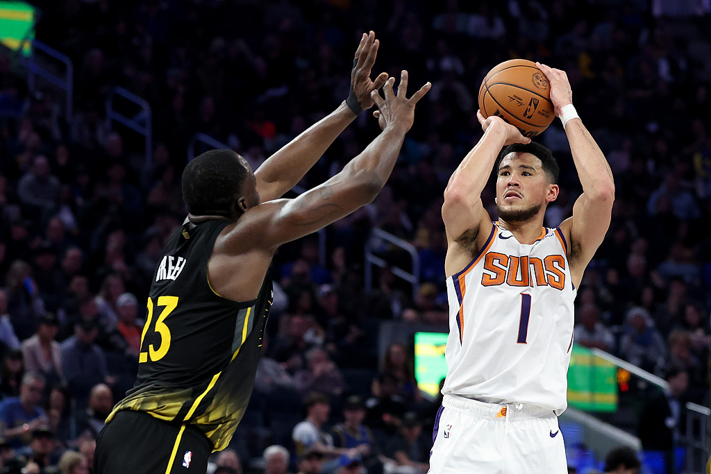 Devin Booker (#1) of the Phoenix Suns shoots in the game against the Golden State Warriors at the Chase Center in San Francisco, California, March 13, 2023. /CFP