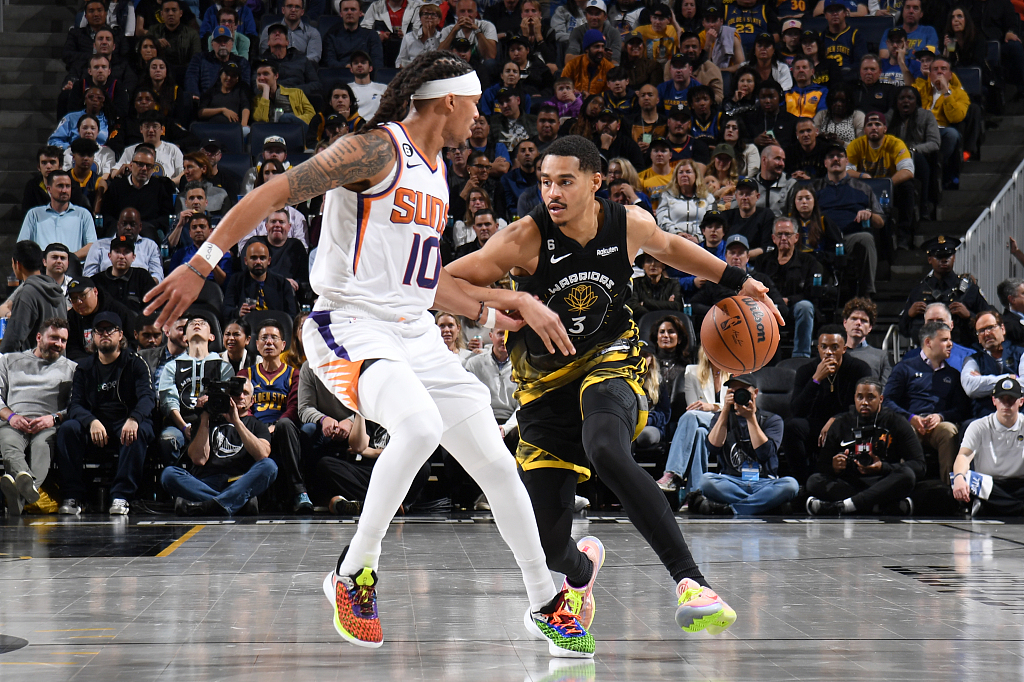 Jordan Poole (#3) of the Golden State Warriors penetrates in the game against the Phoenix Suns at the Chase Center in San Francisco, California, March 13, 2023. /CFP