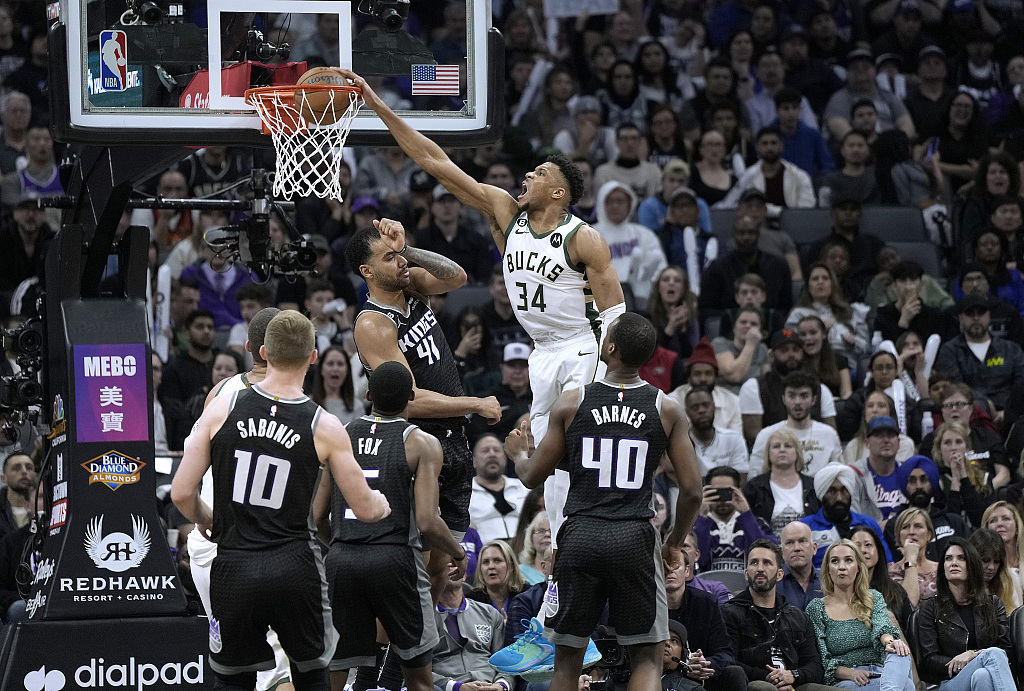 Giannis Antetokounmpo (#34) of the Milwaukee Bucks dunks in the game against the Sacramento Kings at the Golden 1 Center in Sacramento, California, March 13, 2023. /CFP