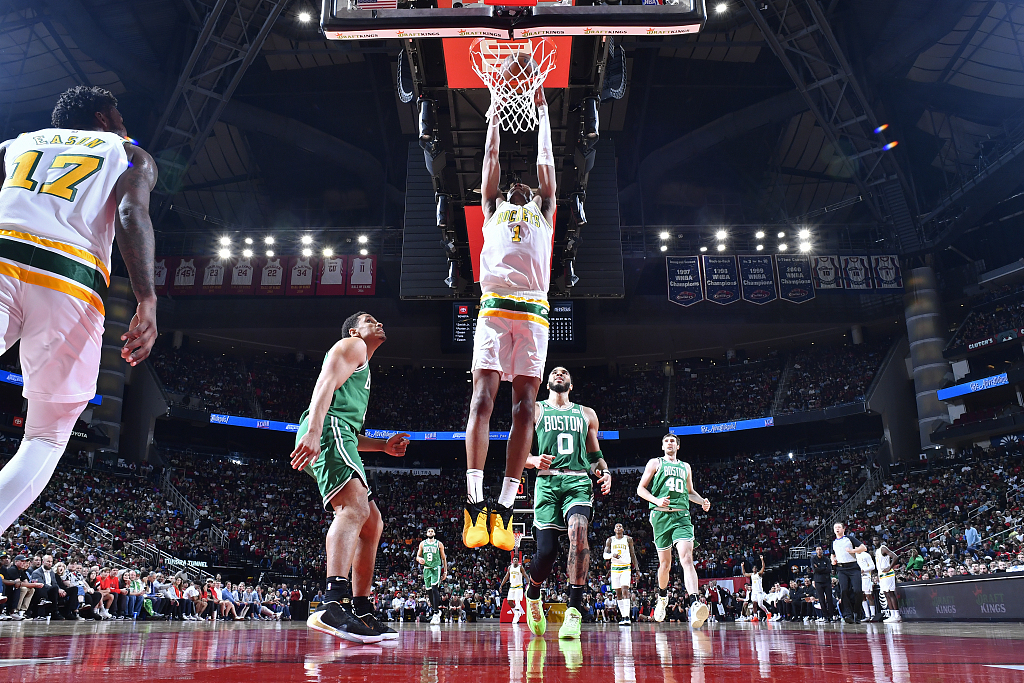 Jabari Smith Jr. (C) of the Houston Rockets dunks in the game against the Boston Celtics at the Toyota Center in Houston, Texas, March 13, 2023. /CFP