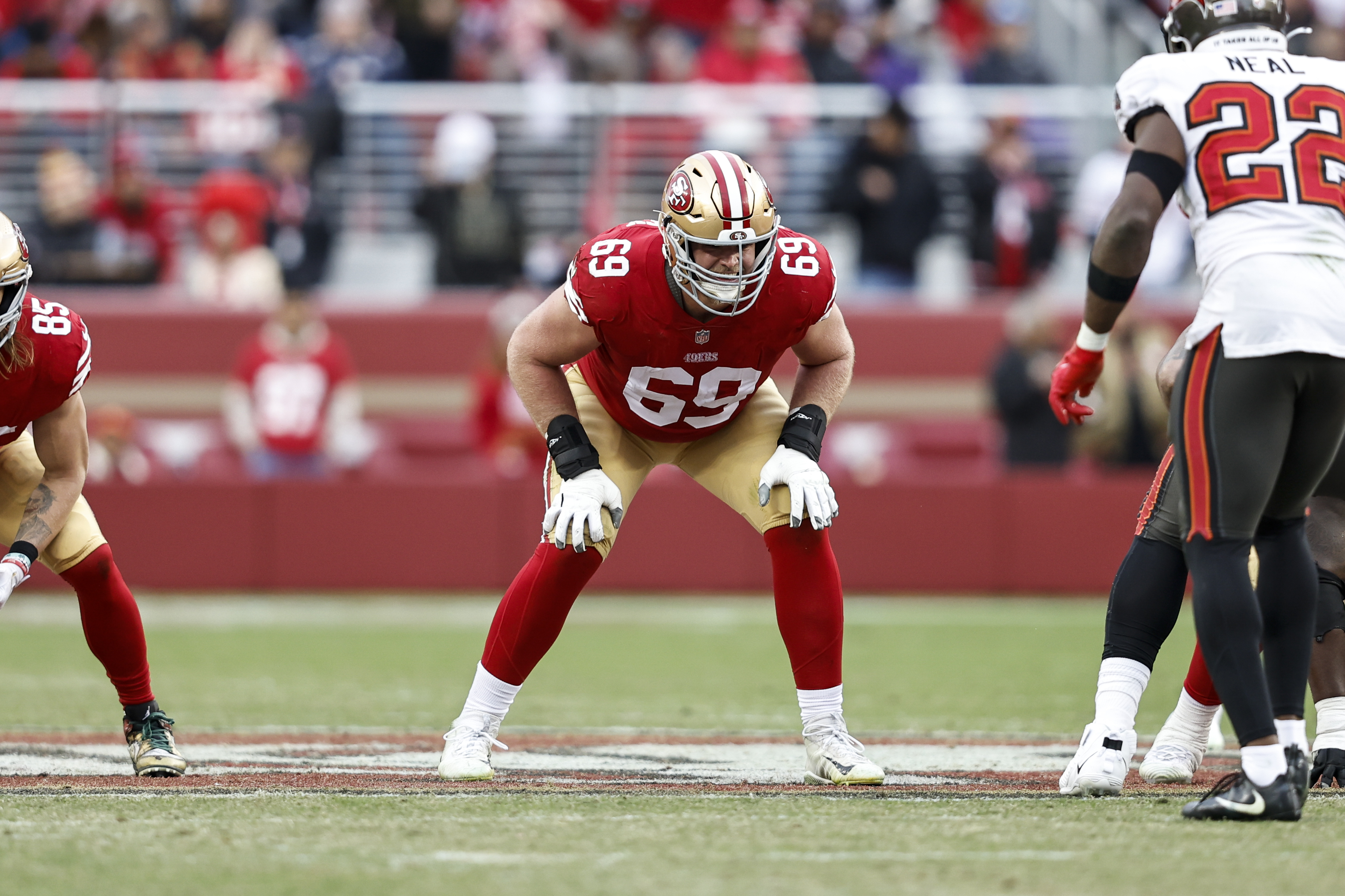 Offensive tackle Mike McGlinchey (#69) of the San Francisco 49ers lines up in the game against the Tampa Bay Buccaneers at Levi's Stadium in Santa Clara, California, December 11, 2022. /CFP 