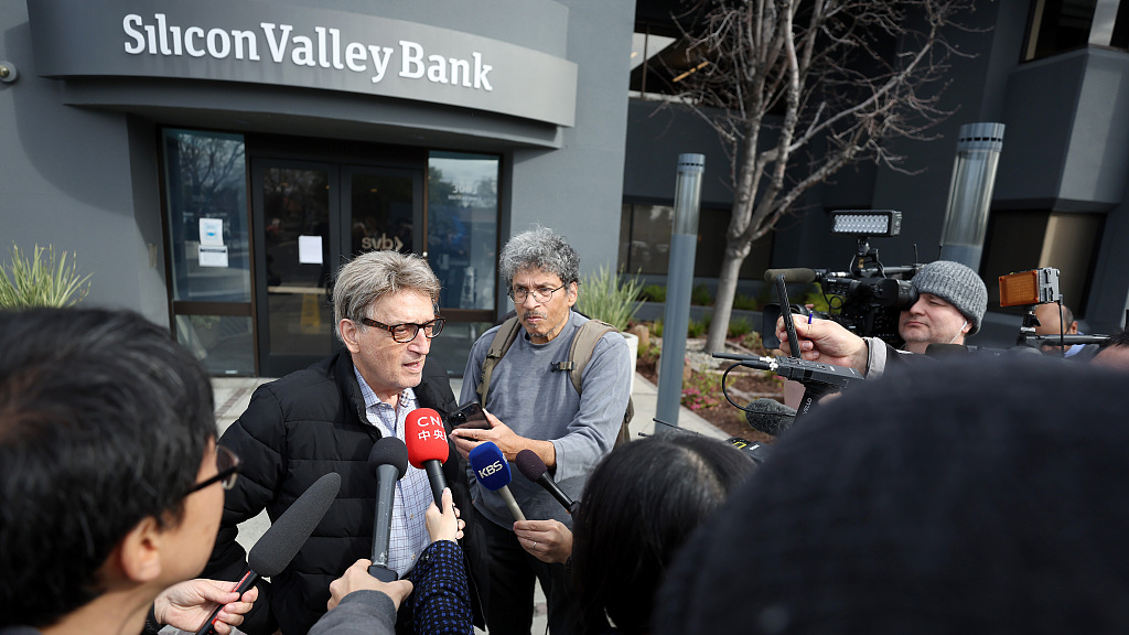 Journalists interview a Silicon Valley Bank customer outside of the bank office in Santa Clara, California, U.S., March 13, 2023. /CFP