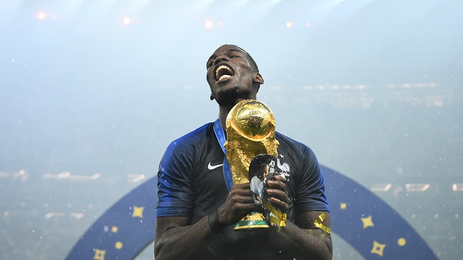 Paul Pogba celebrates with the Jules Rimet Trophy after France beat Croatia in the World Cup final at the Luzhniki Stadium in Moscow, Russia, July 15, 2018. /CFP