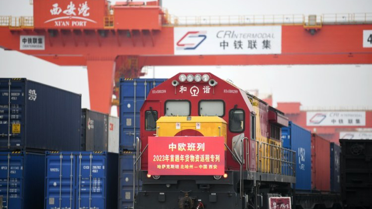 A China-Europe freight train loaded with 1,300 tonnes of flour from Kazakhstan arrives at Xi'an International Port in Xi'an, northwest China's Shaanxi Province, January 13, 2023. /Xinhua