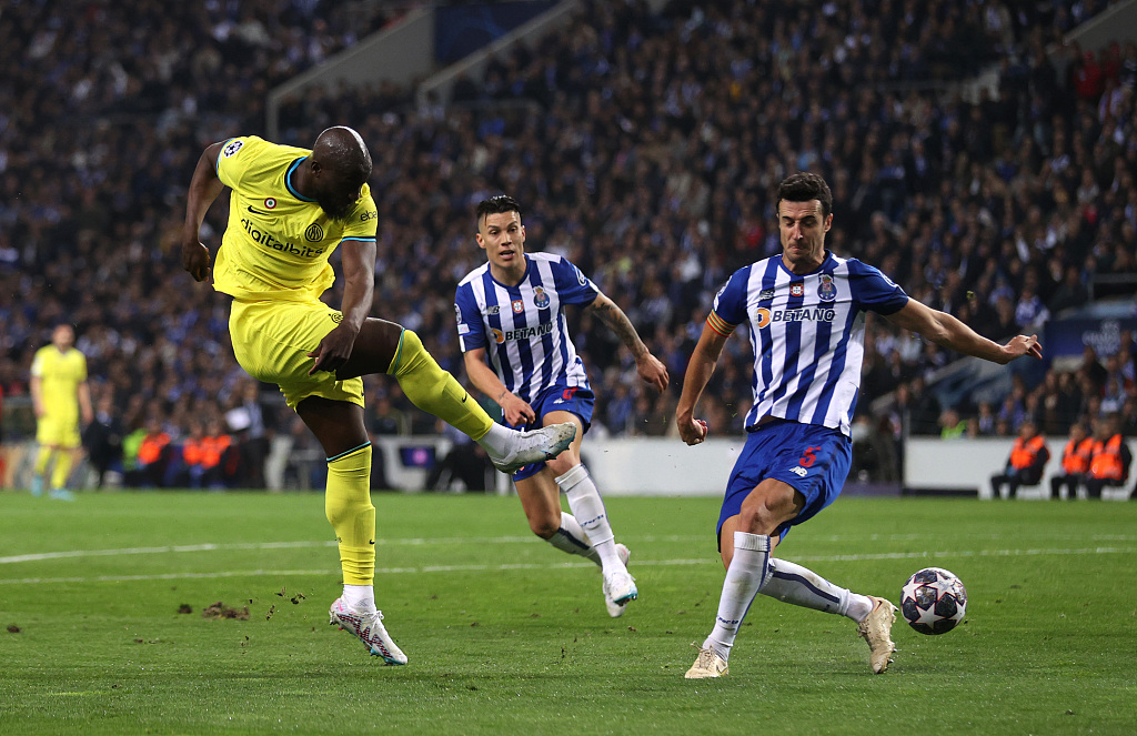 Romelu Lukaku (L) of Inter Milan shoots in the second-leg game of the UEFA Champions League Round of 16 against Porto at Estadio do Dragao in Porto, Portugal, March 14, 2023. /CFP
