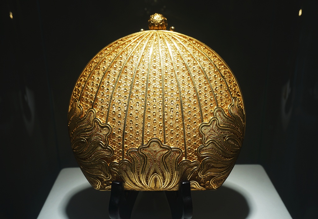 A filigree shell-shaped handbag is on sale at a makeup shop beside the West Lake in Hangzhou, Zhejiang. The bag was also one of the national gifts presented to the spouses of heads of state attending the 2014 APEC Meeting in Beijing. /CFP