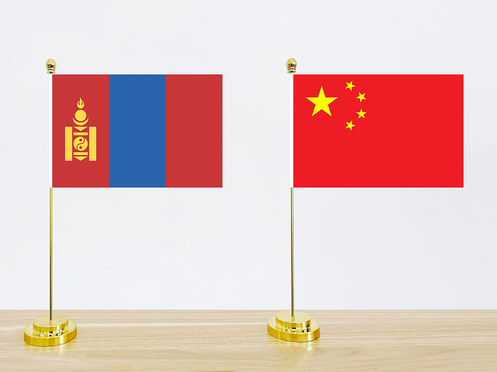 The national flags of Mongolia and China. /CFP