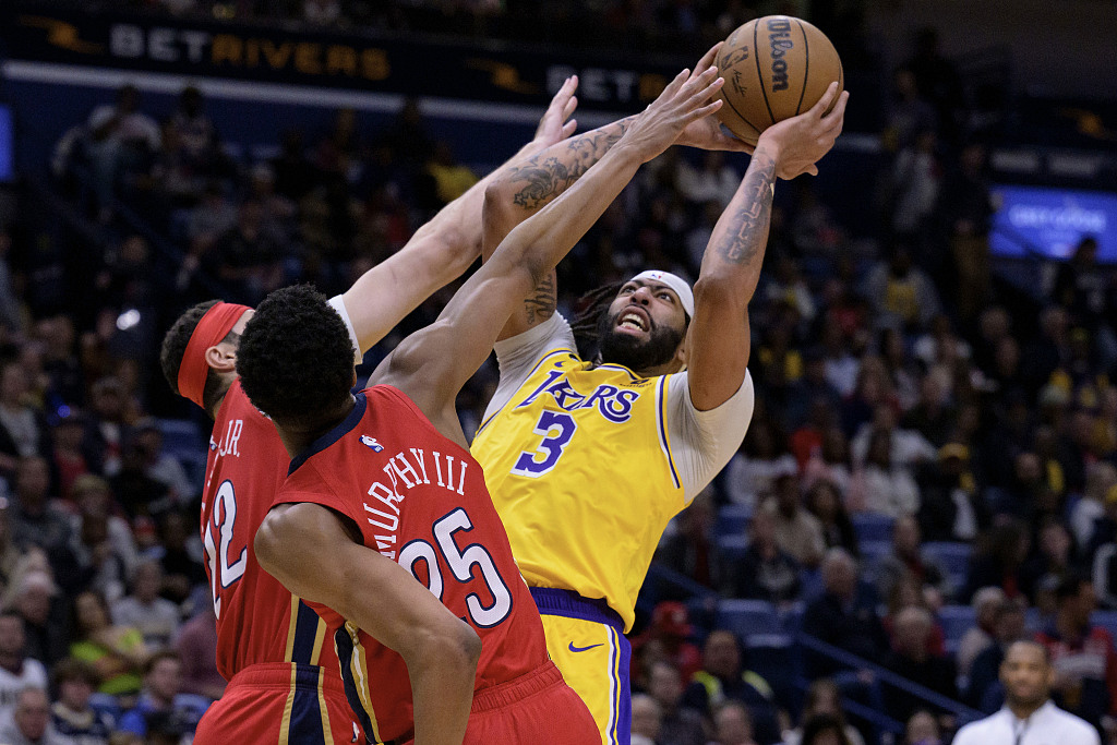 Anthony Davis (#3) of the Los Angeles Lakers shoots in the game against the New Orleans Pelicans at the Smoothie King Center in New Orleans, Louisiana, March 14, 2023. /CFP