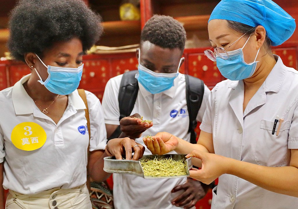 Two overseas students from Yanshan University learn about Chinese herbs at a TCM hospital in Qinhuangdao, Hebei. /CFP