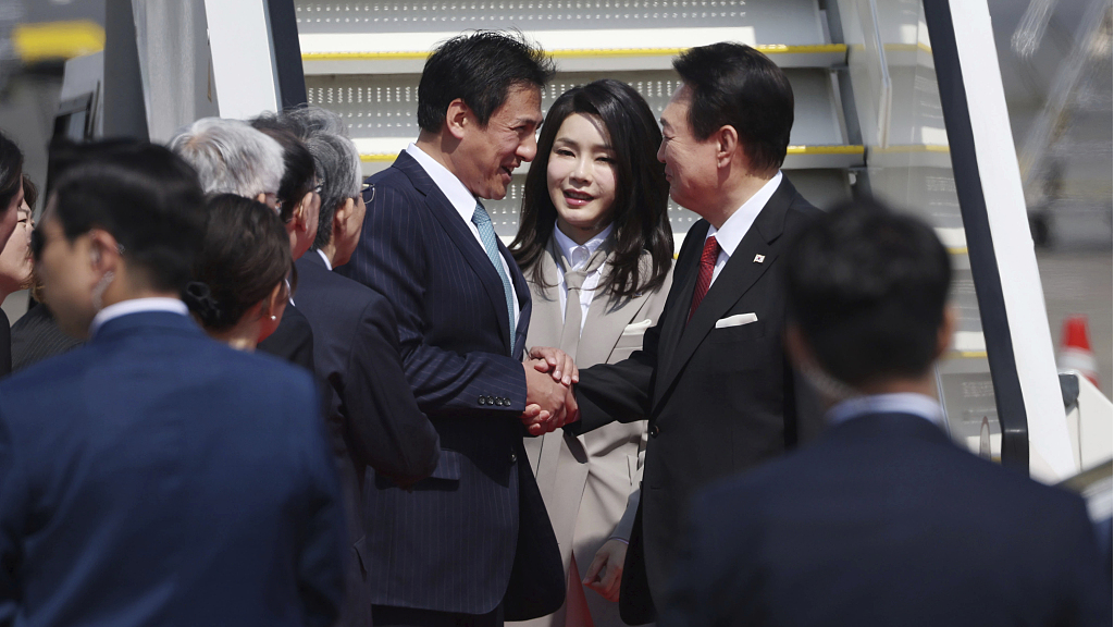 South Korean President Yoon Suk-yeol (R) arrives at Haneda International Airport with his wife Kim Keon-hee in Tokyo, Japan, March 16, 2023. /CFP