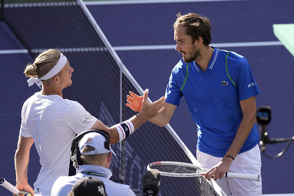 Daniil Medvedev of Russia (R) shakes hands with Alejandro Davidovich Fokina of Spain following their match at the Indian Wells Tennis Masters, the U.S., March 16, 2023. /CFP