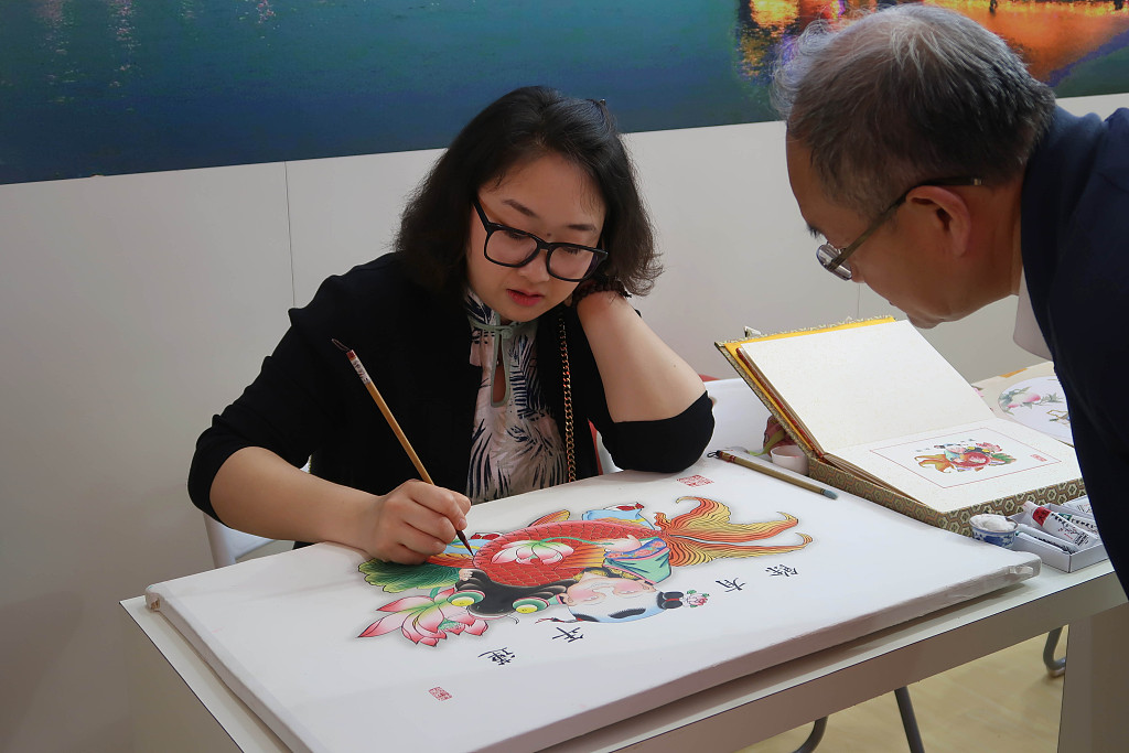 A local artist demonstrates Yangliuqing woodblock painting. /CFP