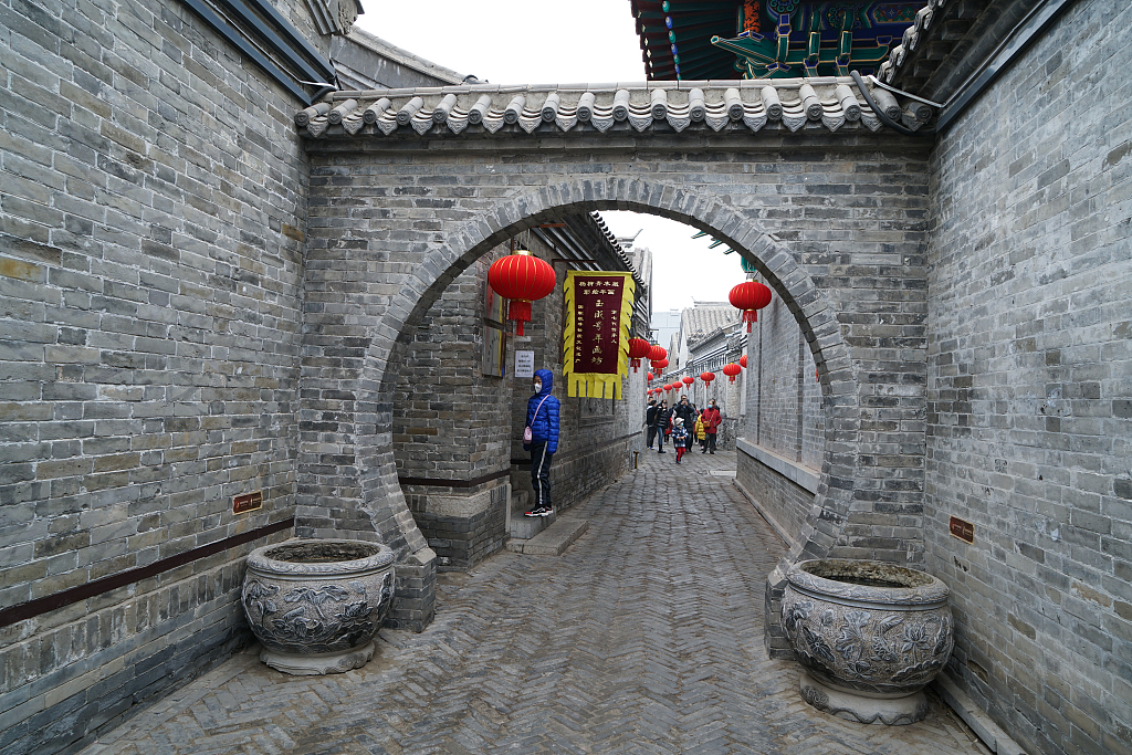 A traditional Chinese-style alleyway in Yangliuqing Ancient Town /CFP