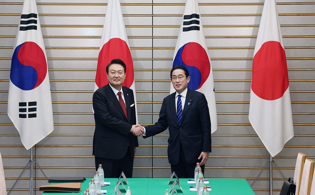 South Korean President Yoon Suk-yue (L) meets with Japanese Prime Minister Fumio Kishida in Tokyo, Japan, March 16, 2023. /CFP 