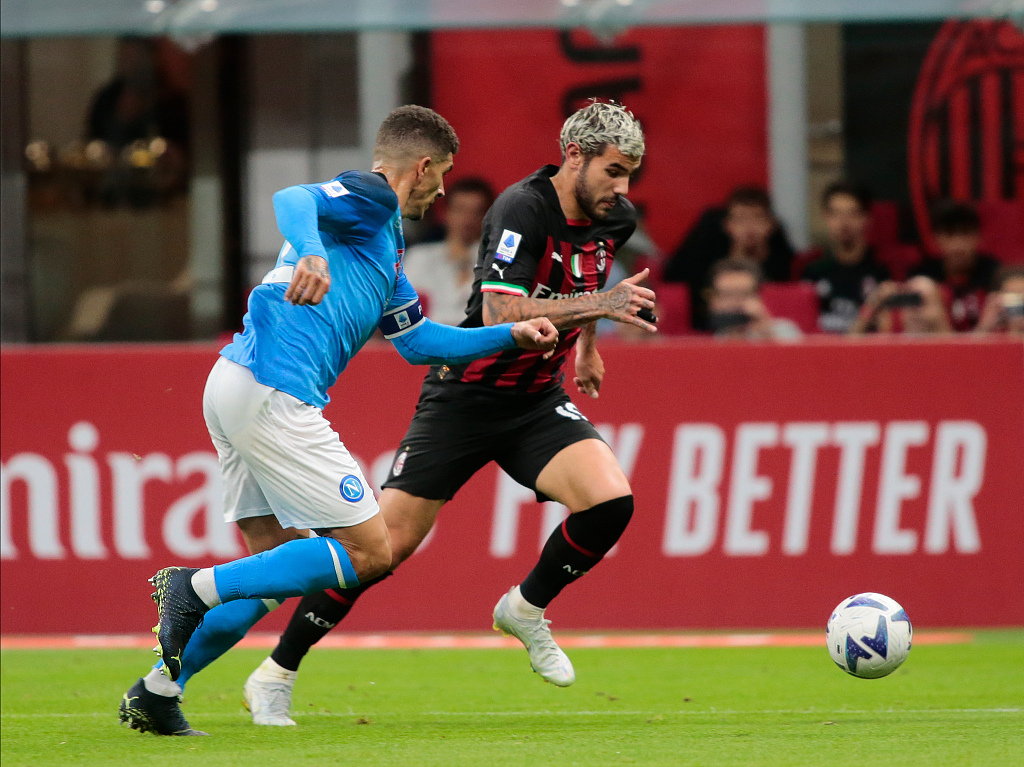 Theo Hernandez (R) of AC Milan competes for the ball in the Serie A game against Napoli at San Siro Stadium in Milan, Italy, September 18, 2022. /CFP