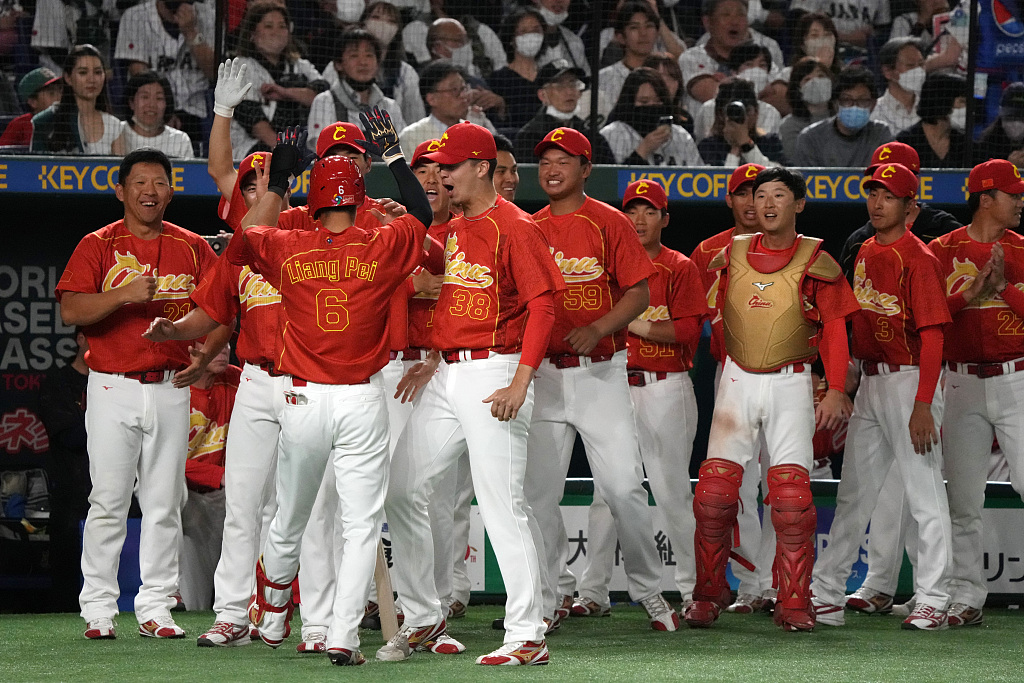 2023 年 3 月 9 日，在日本东京的东京巨蛋举行的世界棒球经典赛上，梁佩（#6）在第六局对阵日本的比赛中击出本垒打后，中国球员庆祝。/CFP