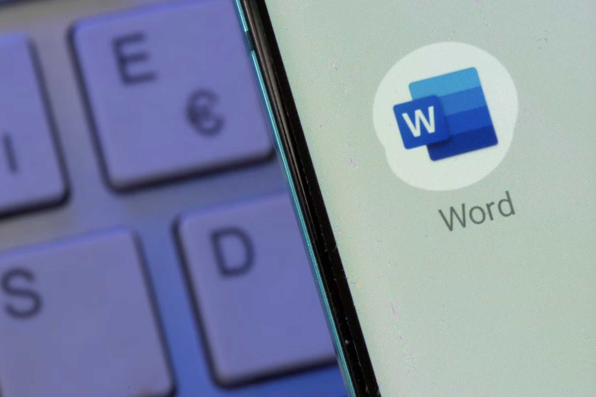2021 年 7 月 26 日在智能手机上看到的 Microsoft Word 应用程序图像。/路透社