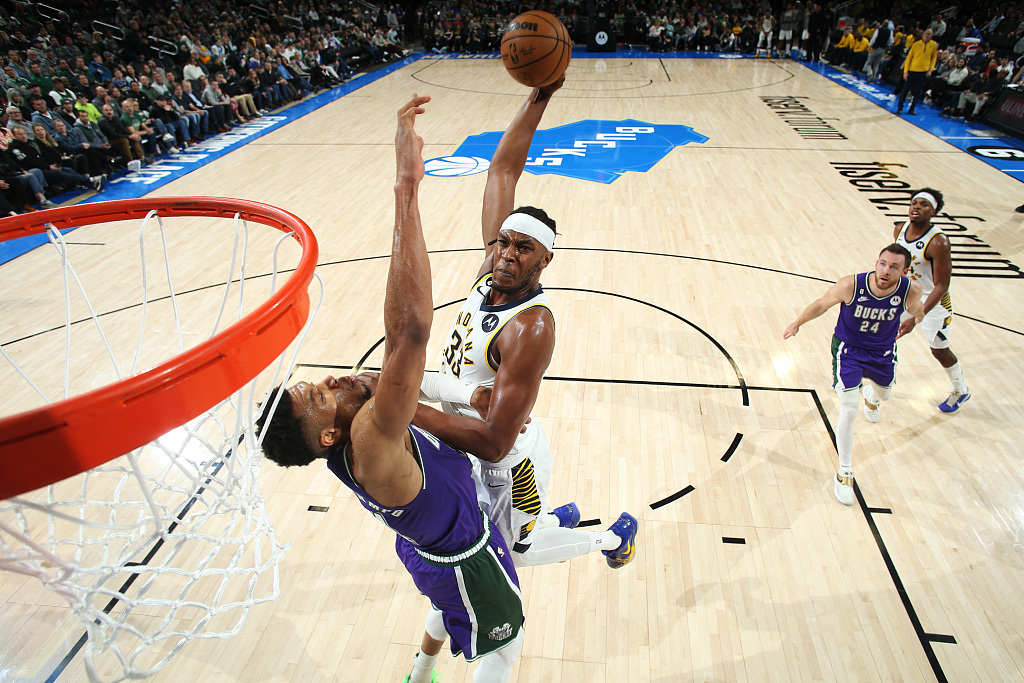 Myles Turner (#33) of the Indiana Pacers dunks in the game against the Milwaukee Bucks at the Fiserv Forum in Milwaukee, Wisconsin, March 16, 2023. /CFP