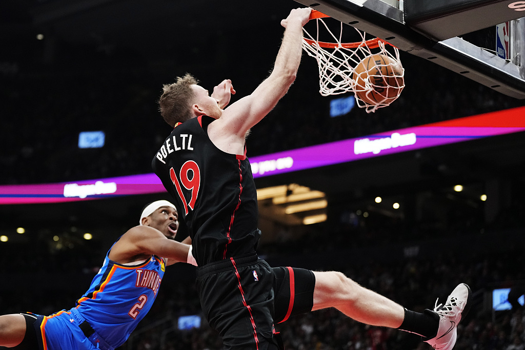 Jakob Poeltl (#19) of the Toronto Raptors dunks in the game against the Oklahoma City Thunder at Scotiabank Arena in Toronto, Canada, March 16, 2023. /CFP