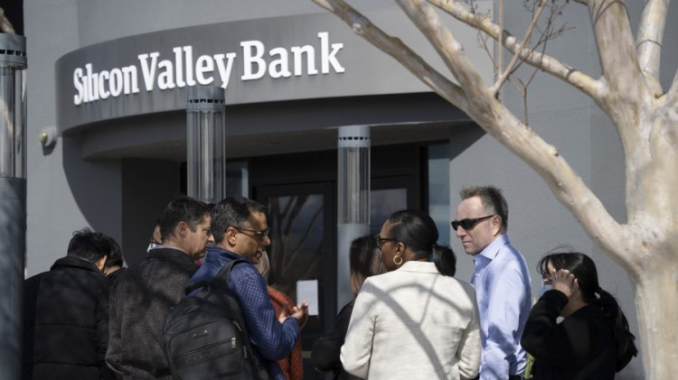 People queue up outside the headquarters of the Silicon Valley Bank (SVB) in Santa Clara, California, the United States, March 13, 2023. /Xinhua)