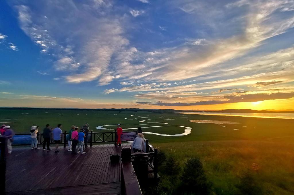 Tourists enjoy a sunset view at Shandianhe National Wetland Park. /CFP