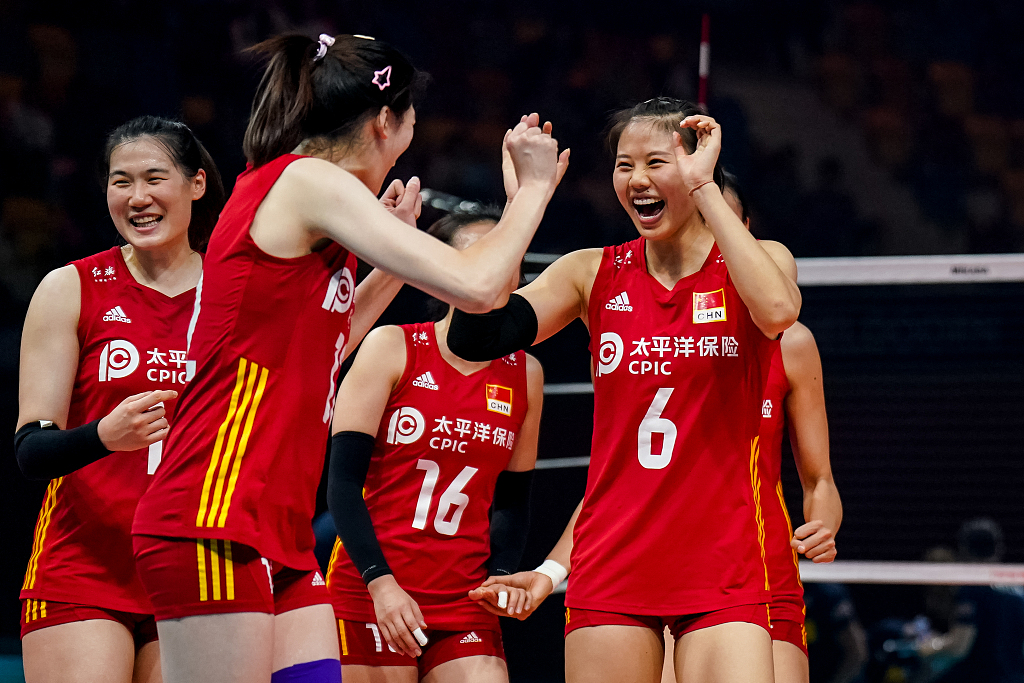 Players of China celebrate after scoring in the quarterfinal match against Italy in the FIVB Volleyball Women's World Championship at the Omnisport Apeldoorn in Apeldoorn, the Netherlands, October 11, 2022. /CFP