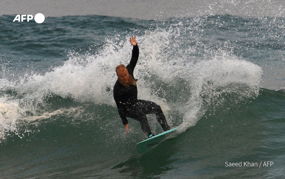 Blake Johnston of Australia surfs en route to breaking the world record, in Sydney, Australia, March 17, 2023. /AFP