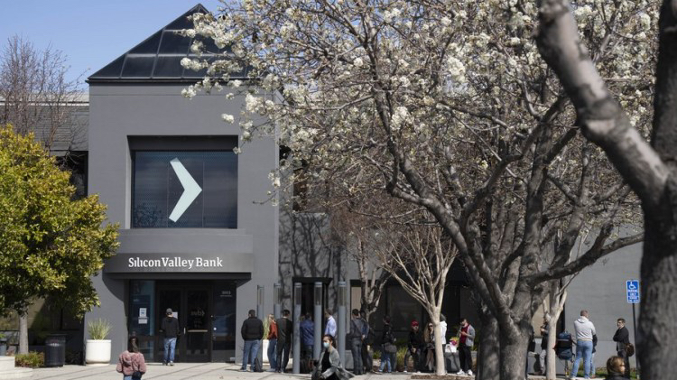 People queue up outside the headquarters of the Silicon Valley Bank (SVB) in Santa Clara, California, the United States, March 13, 2023. /Xinhua