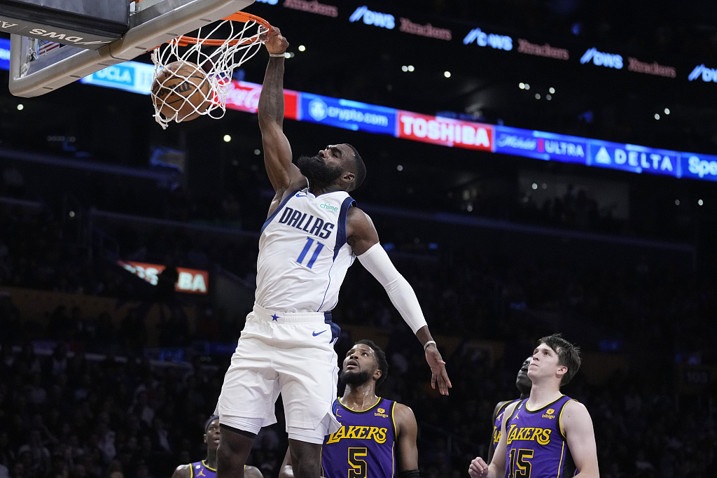 Tim Hardaway Jr. (#11) of the Dallas Mavericks dunks in the game against the Los Angeles Lakers at Crypto.com Arena in Los Angeles, California, March 17, 2023. /CFP