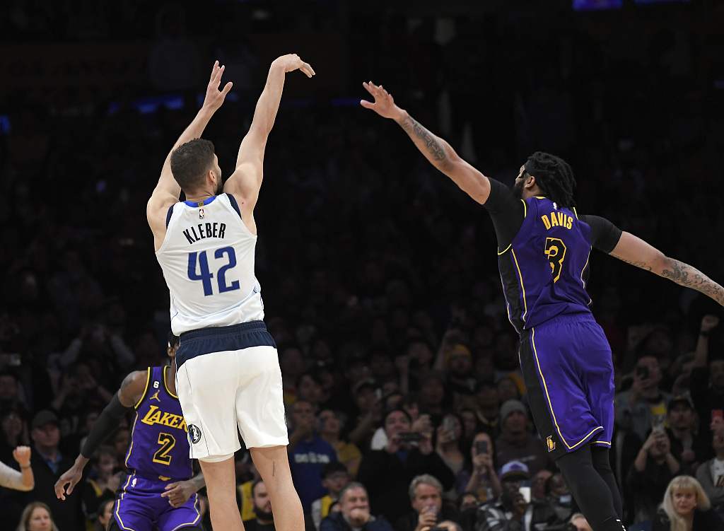 Maxi Kleber (#42) of the Dallas Mavericks beats the buzzer in the game against the Los Angeles Lakers at Crypto.com Arena in Los Angeles, California, March 17, 2023. /CFP