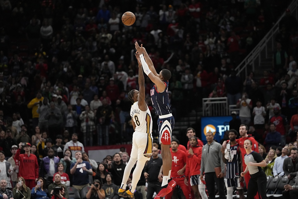 Jabari Smith Jr. (R) of the Houston Rockets shoots in the game against the New Orleans Pelicans at the Toyota Center in Houston, Texas, March 17, 2023. /CFP