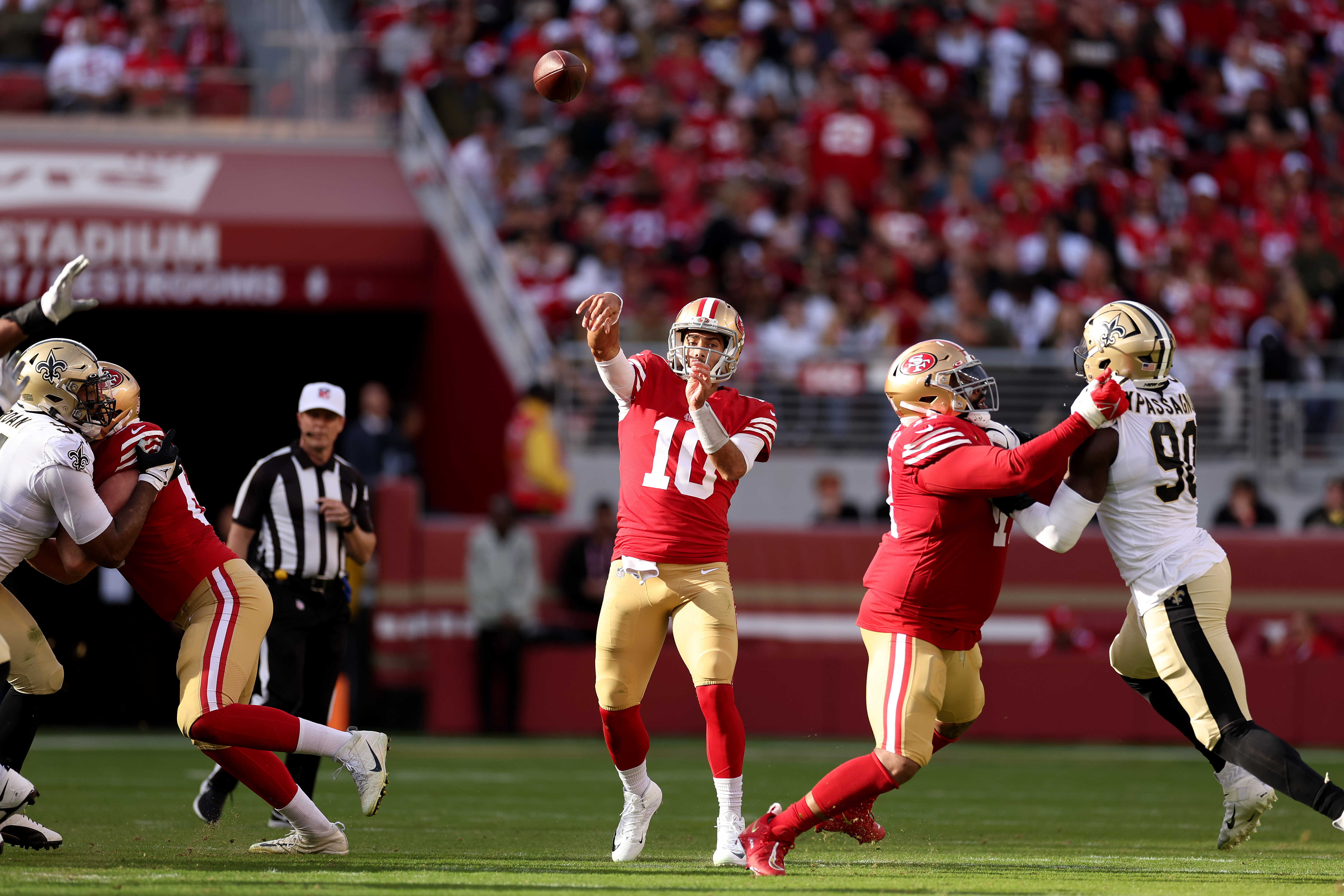 Quarterback Jimmy Garoppolo (#10) of the San Francisco 49ers passes in the game against the New Orleans Saints at Levis Stadium in Santa Clara, California, November 27, 2022. /CFP