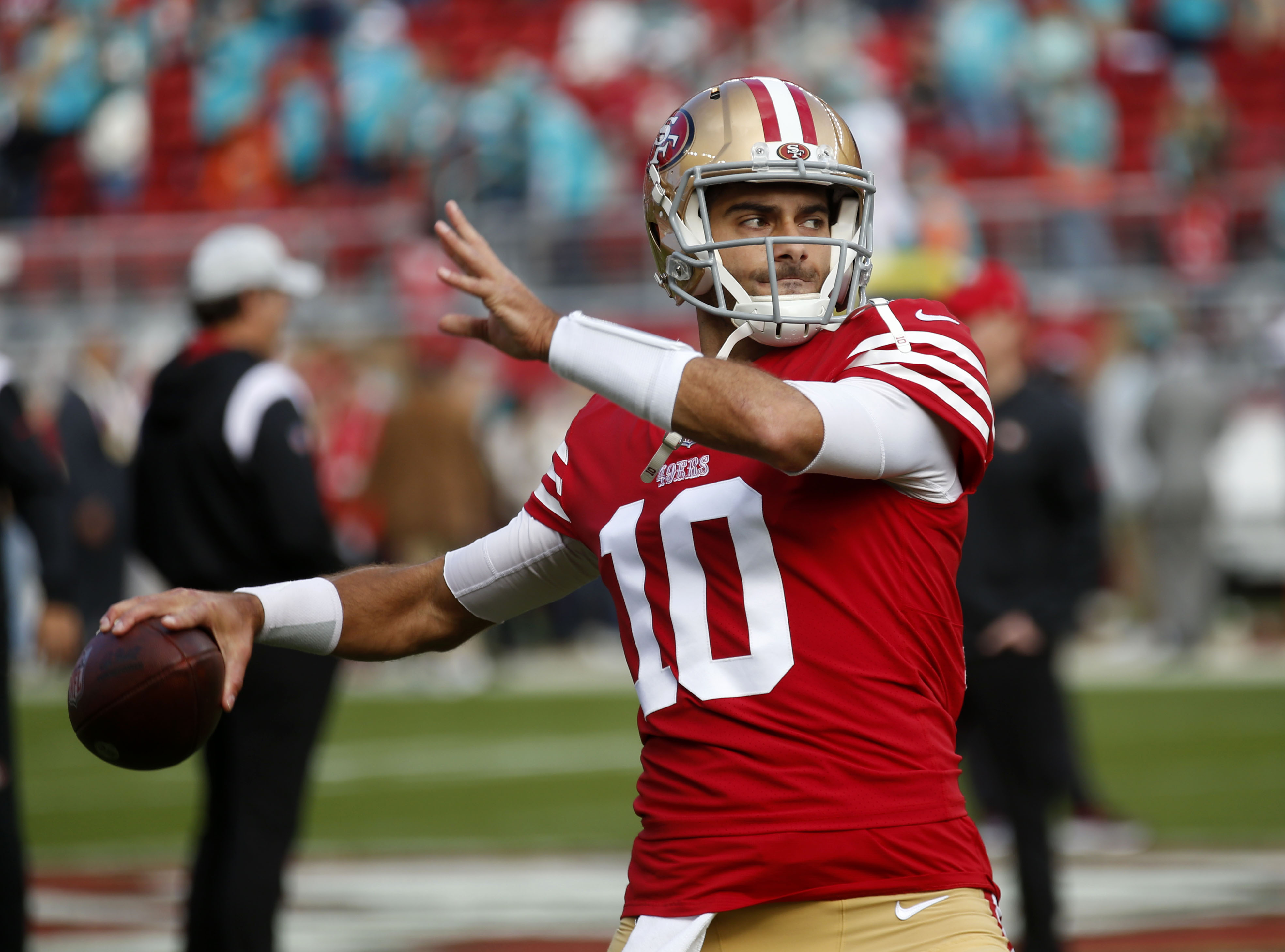 Quarterback Jimmy Garoppolo of the San Francisco 49ers warms up ahead of the game against the Miami Dolphins at Levis Stadium in Santa Clara, California, December 4, 2022. /CFP