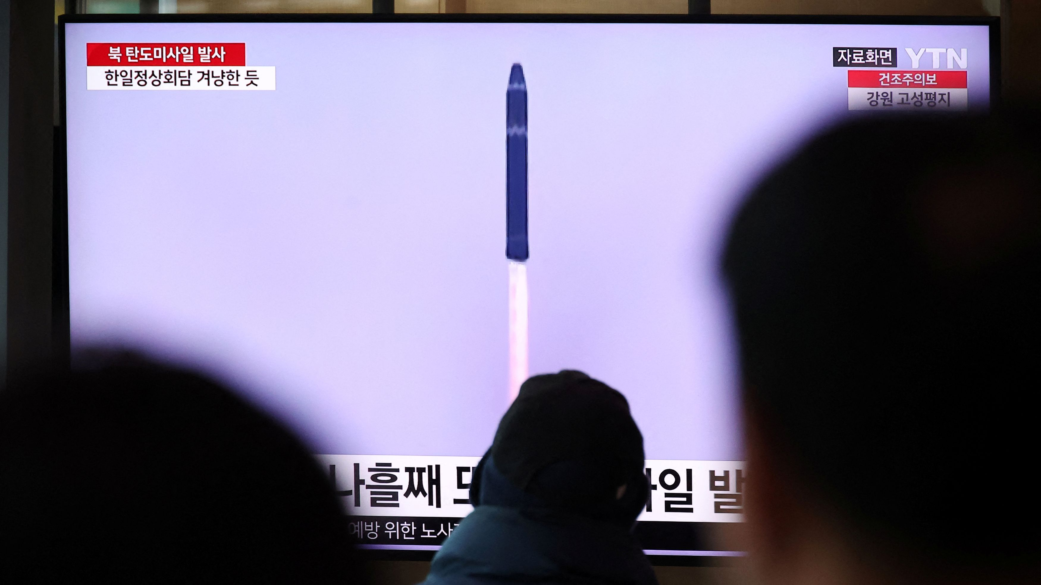 People watch a TV broadcasting a news report on DPRK firing a ballistic missile into the sea off its east coast, at a railway station in Seoul, ROK, March 16, 2023. /Reuters