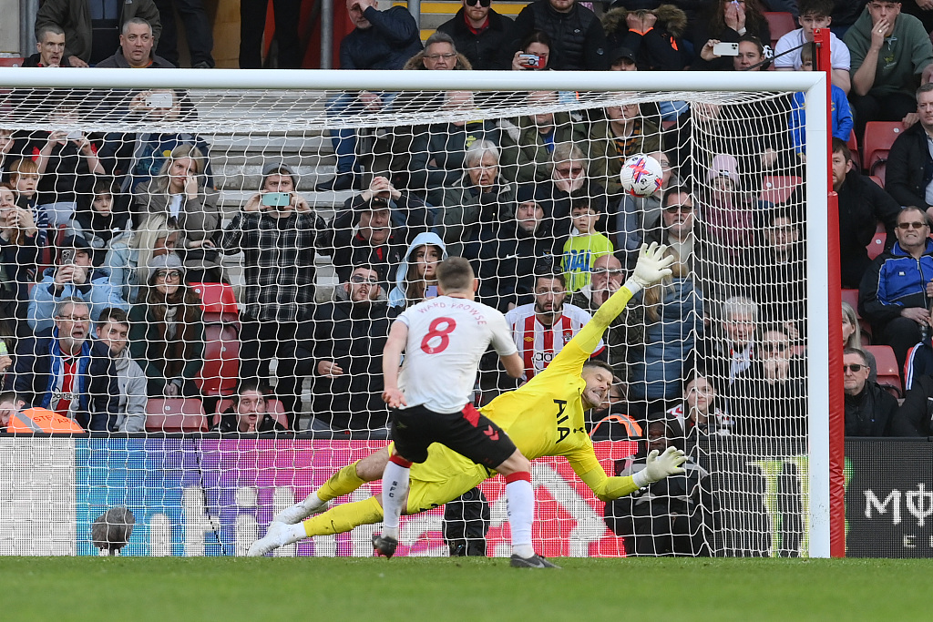 James Ward-Prowse (#8) of Southampton shoots to score a goal in the Premier League game against Tottenham Hotspur at St Mary's Stadium in Southampton, England, March 18, 2023. /CFP