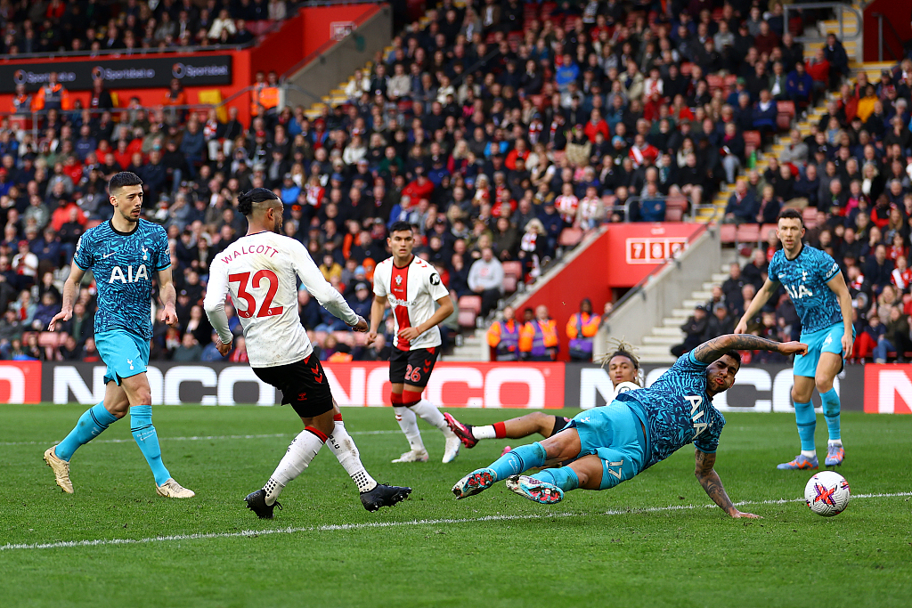 Theo Walcott (#32) of Southampton shoots to score a goal in the Premier League game against Tottenham Hotspur at St Mary's Stadium in Southampton, England, March 18, 2023. /CFP