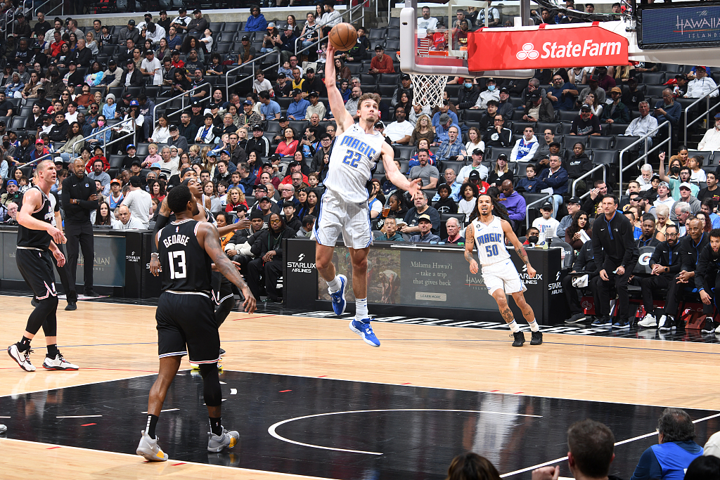 Franz Wagner (#22) of the Orlando Magic dunks in the game against the Los Angeles Clippers at Crypto.com Arena in Los Angeles, California, March 18, 2023. /CFP